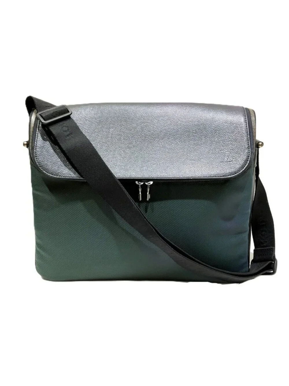 Louis Vuitton Taiga Shoulder Bag Leather